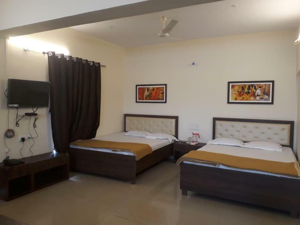 Maharaja Family Guest House Lonavala Esterno foto